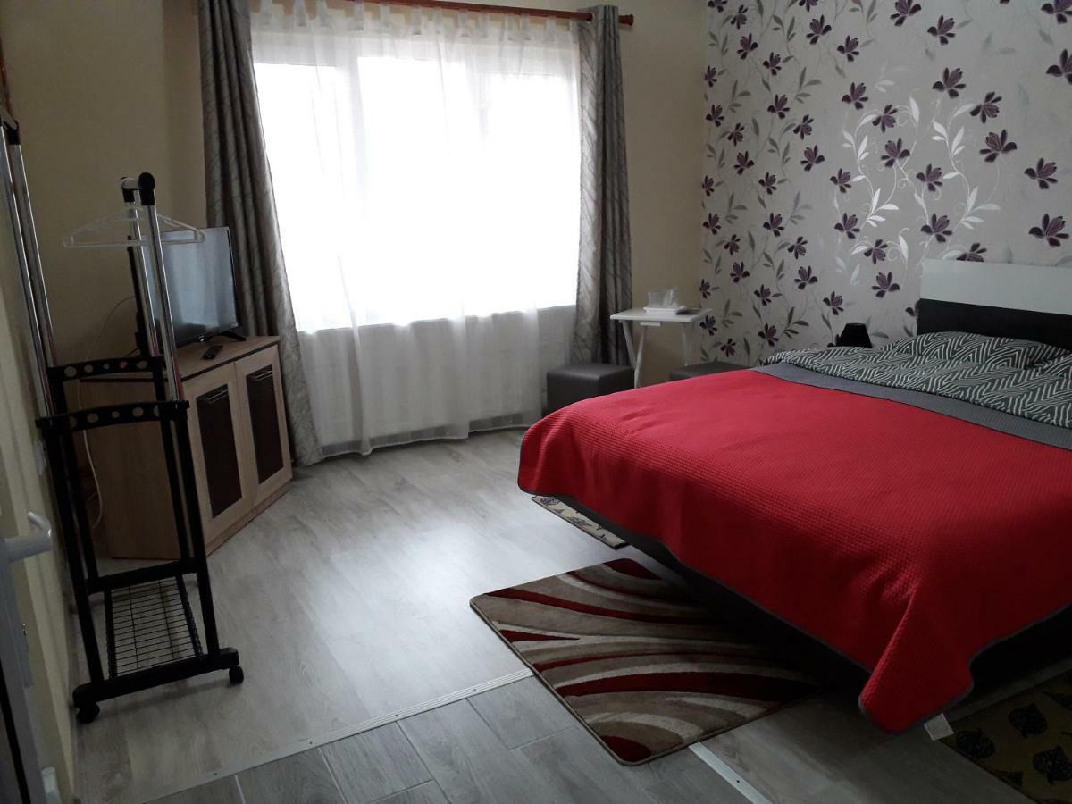 Отель Casa Cu Butoi Совата Экстерьер фото